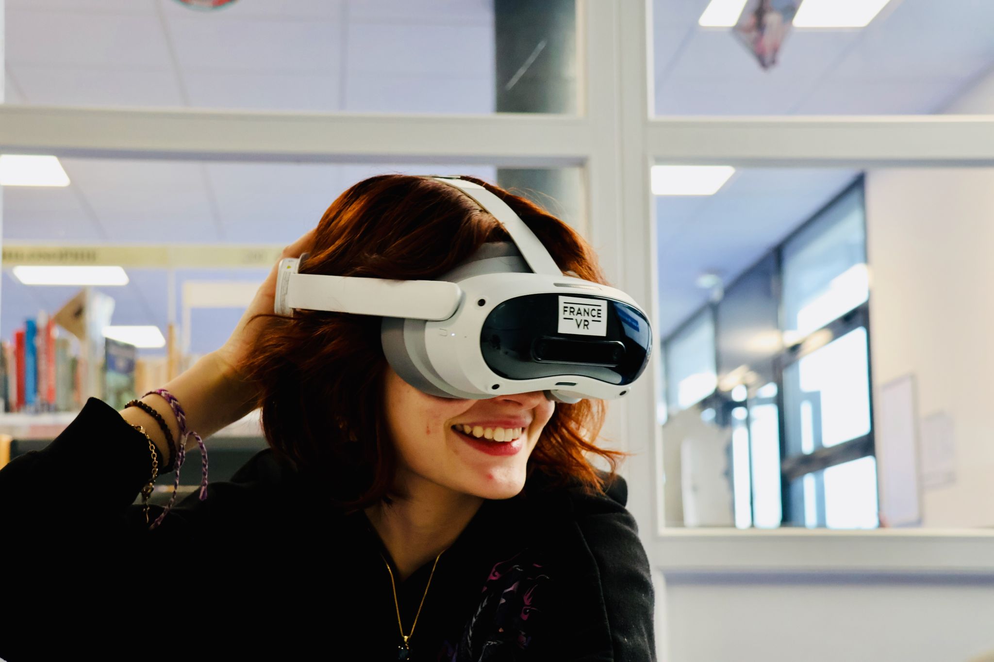 Étudiante souriante avec casque VR France VR